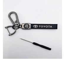 Брелок металл,кожа Тойота 14,5*2 см  черный в комплекте отвертка